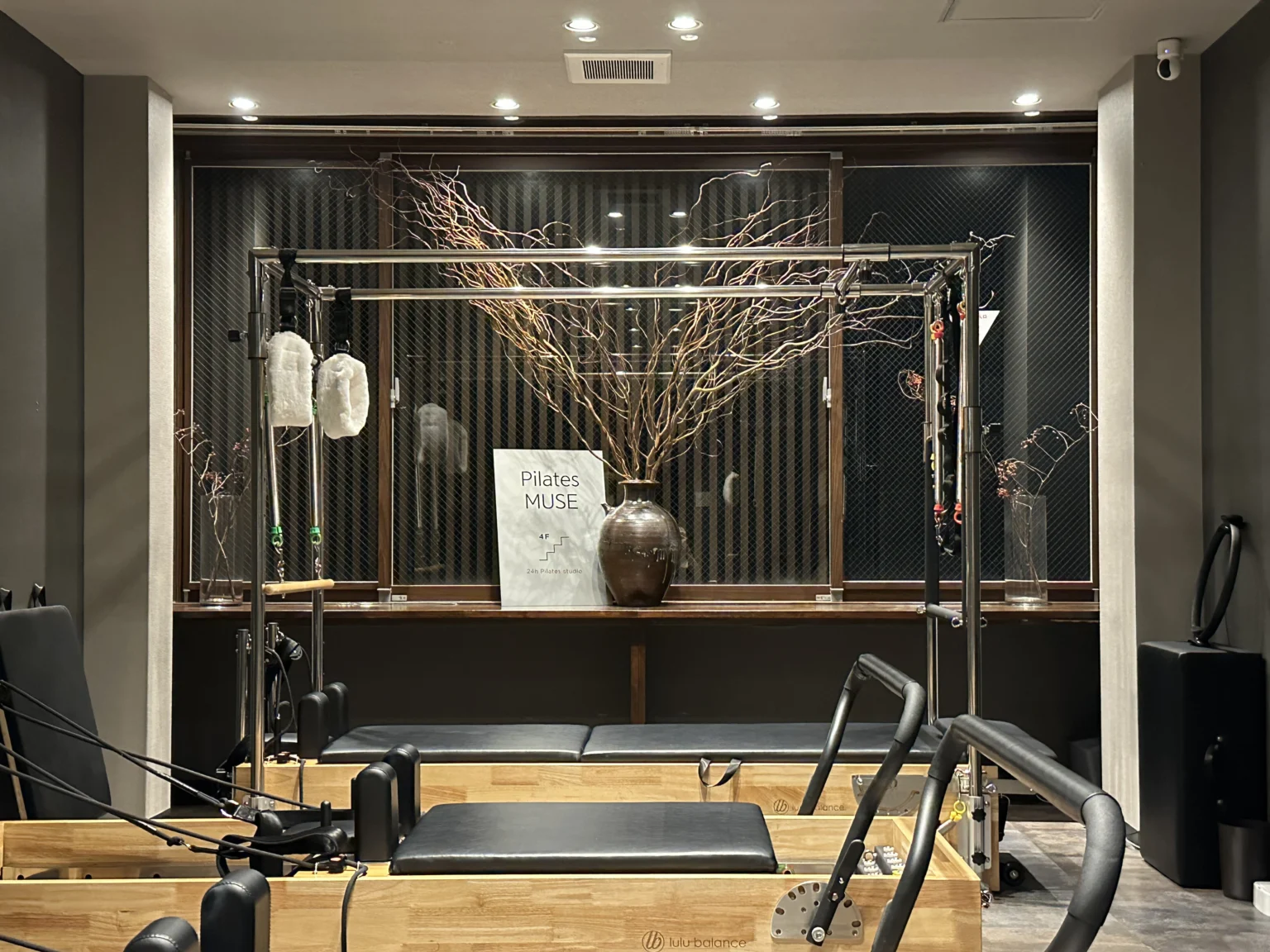 Pilates MUSE 四条大宮のスタジオ。木製のリフォーマーと生け枝